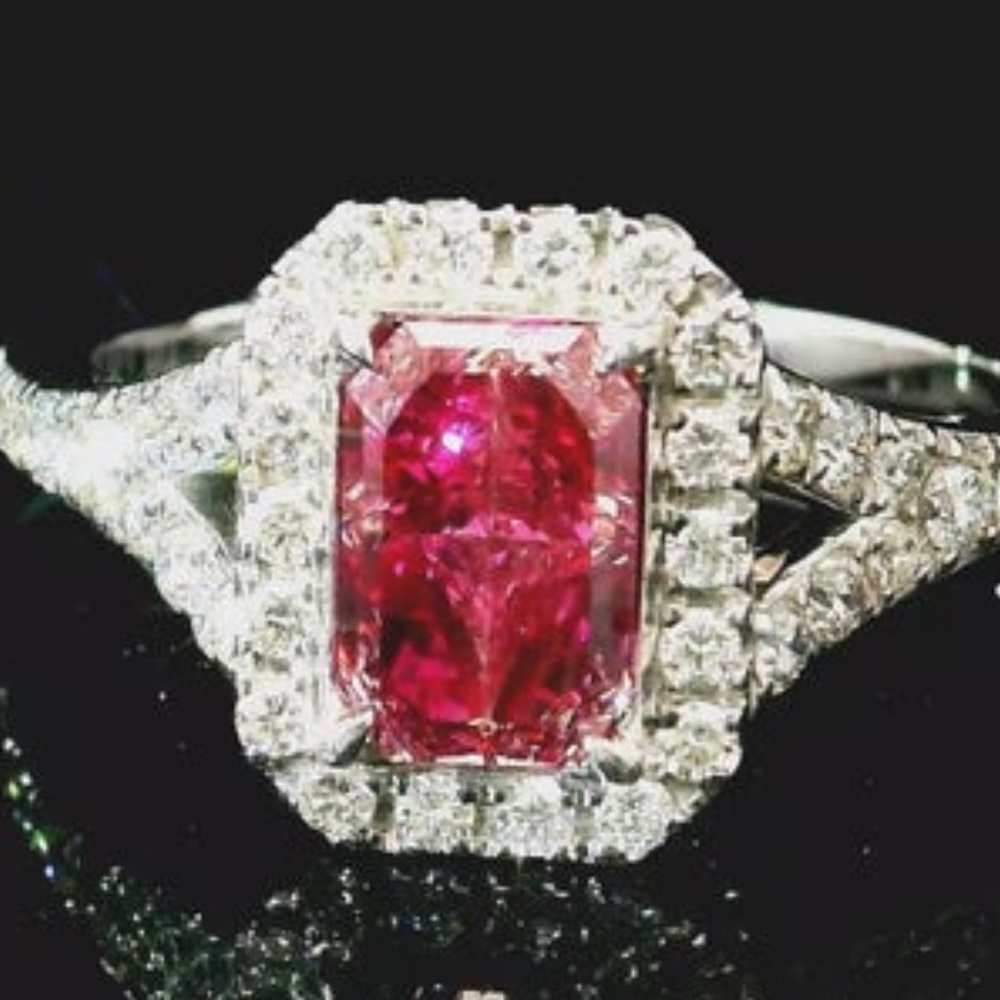 A FANCY PINK HIGH VIVID DIAMOND RING 
18KT AGL CERTIFIED